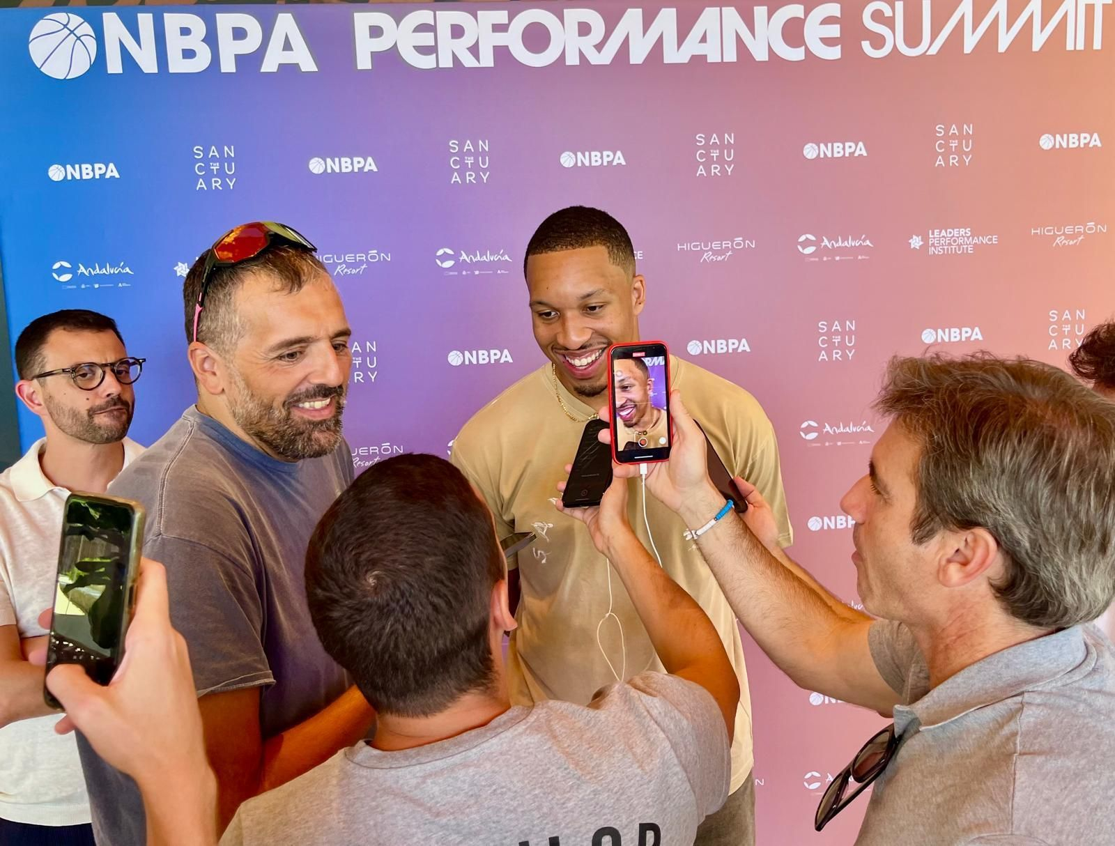 Grant Williams atiende a los medios.