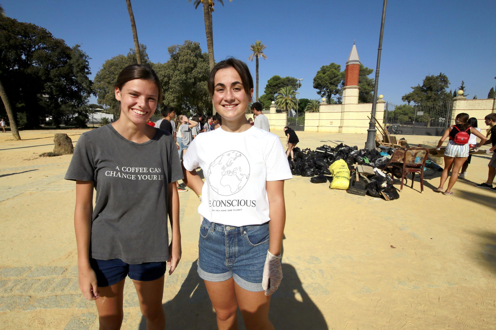 Imágenes del grupo juvenil Green Team Jerez limpiando en el Parque González Hontoria