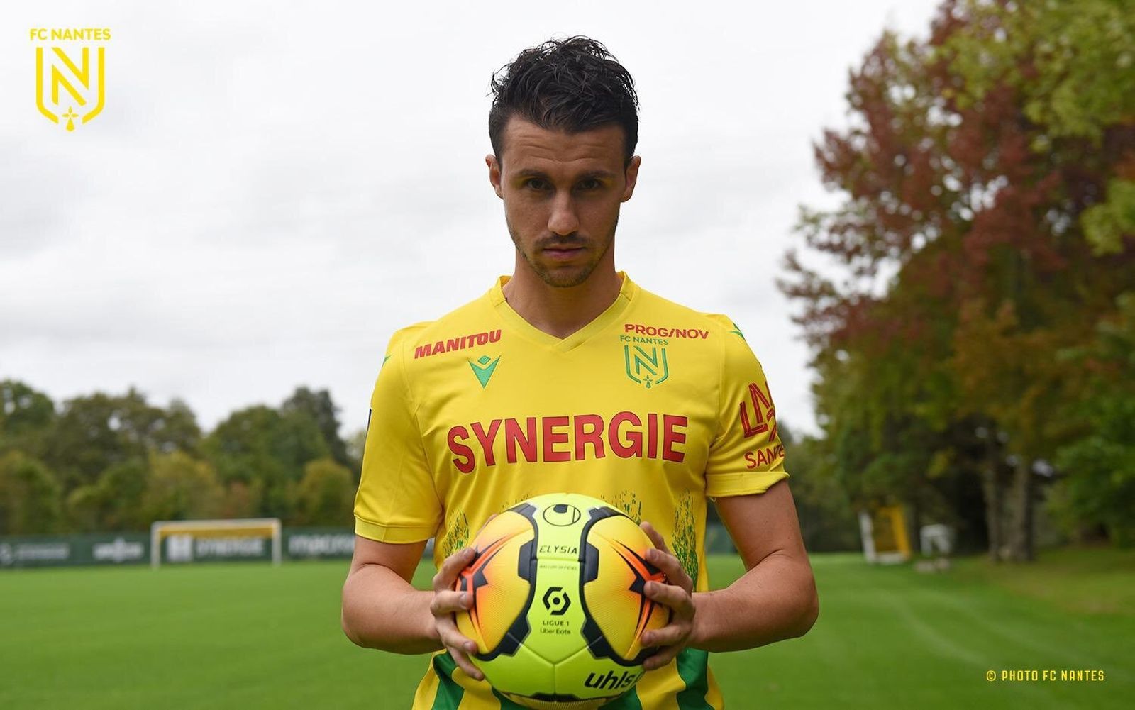 Corchia posa con la camiseta del Nantes.