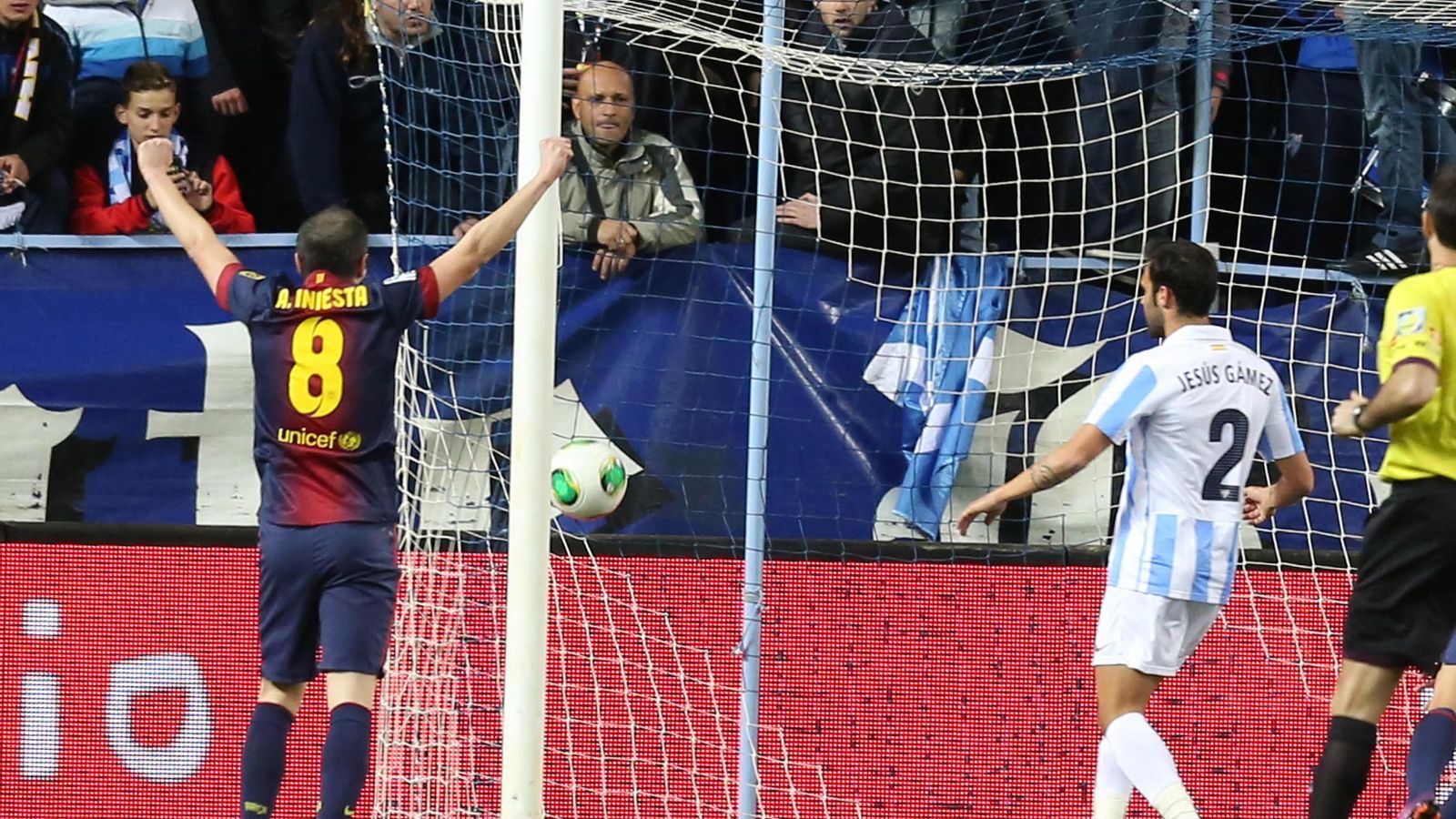 Las fotos de Andrés Iniesta en La Rosaleda con España y el Barcelona Las fotos de Andrés Iniesta en La Rosaleda con España y el Barcelona