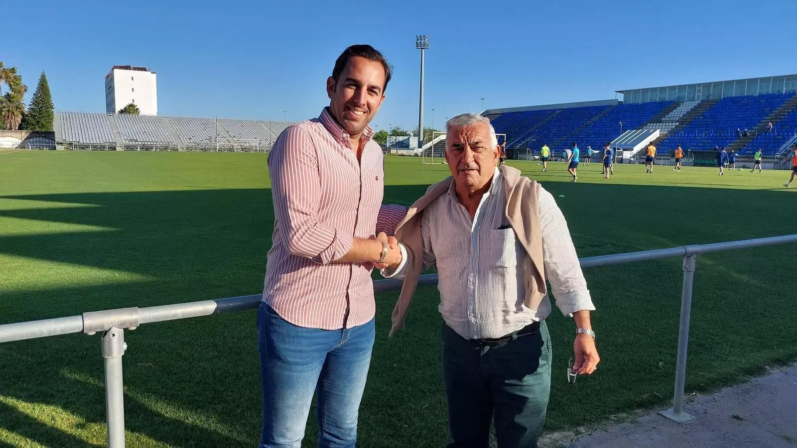 Juan Manuel Queijo, junto a Alberto Orellana en el campo Pedro Garrido.