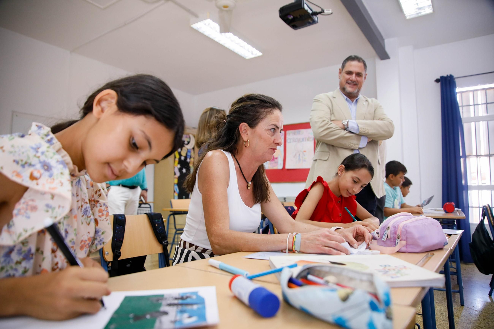 Los delegados se sientan en los pupitres para conocer los contenidos de los talleres y la sensación de los escolares. Los delegados se sientan en los pupitres para conocer los contenidos de los talleres y la sensación de los escolares.