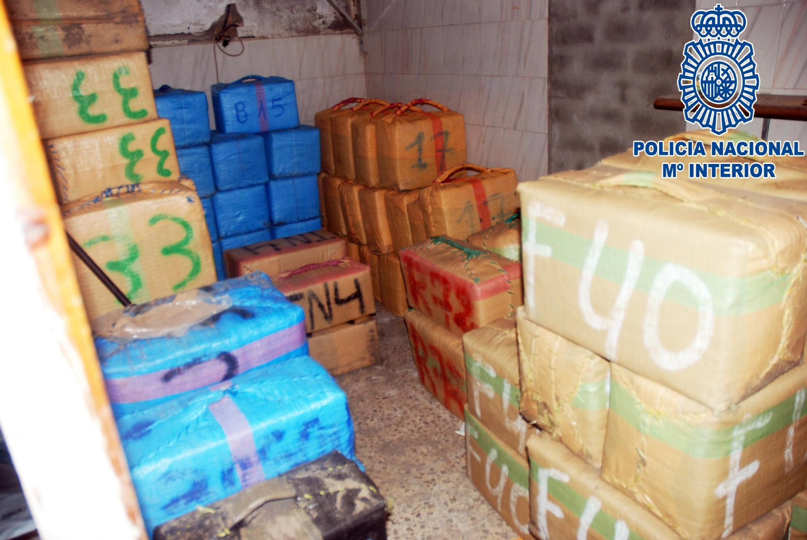 Los fardos de hachís que fueron localizados en el interior de la vivienda.