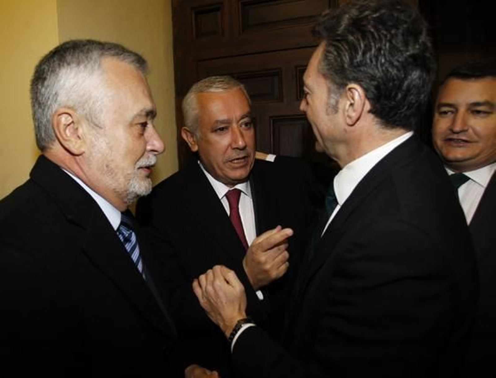 José Antonio Griñán y Javier Arenas conversan con José Joly en presencia de Antonio Sanz. 

Foto: Antonio Pizarro / Juan Carlos Vázquez / Victoria Hidalgo / Manuel Gómez