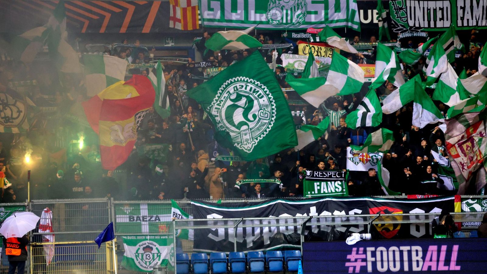 Aficionados de Betis en el estadio del Genk.