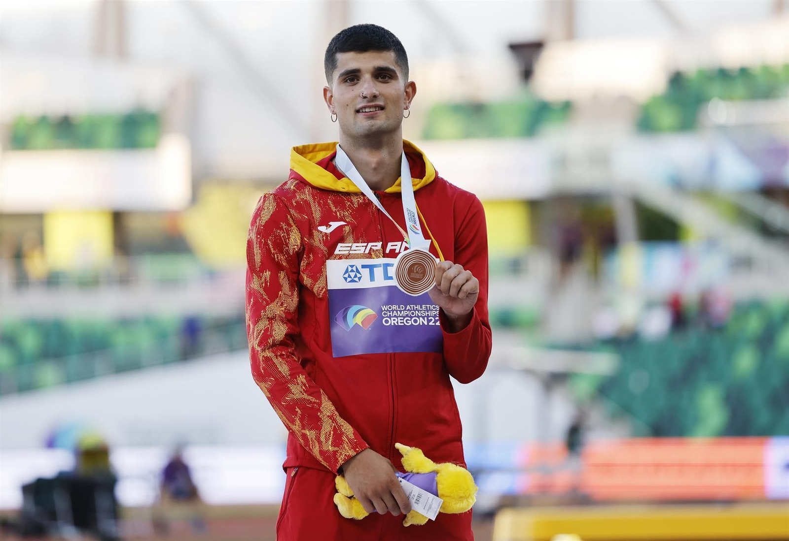 Asier Martínez muestra su medalla de bronce en Eugene.