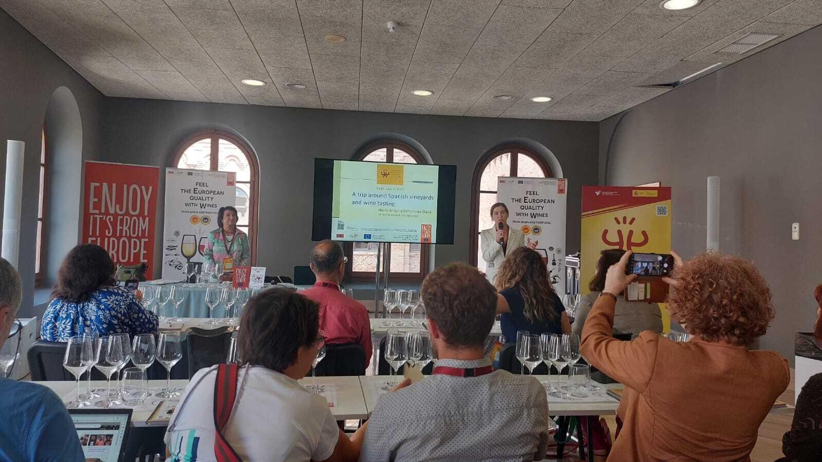 Responsables de las interprofesionales ibéricas del vino, durante una de las catas en el congreso.