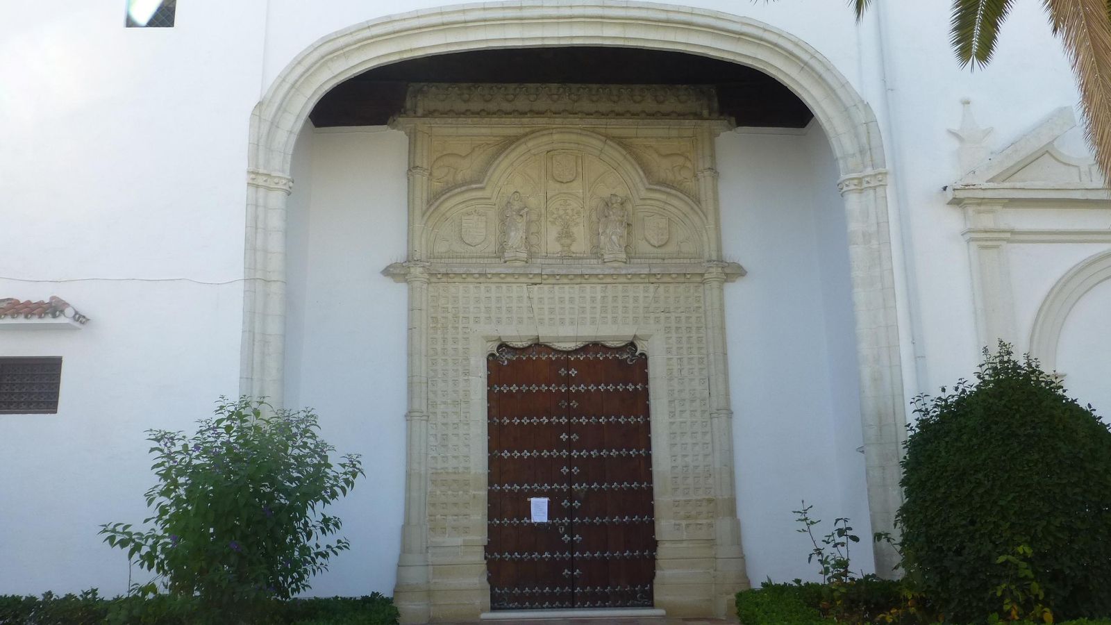Detalle de la puerta de acceso a la iglesia.