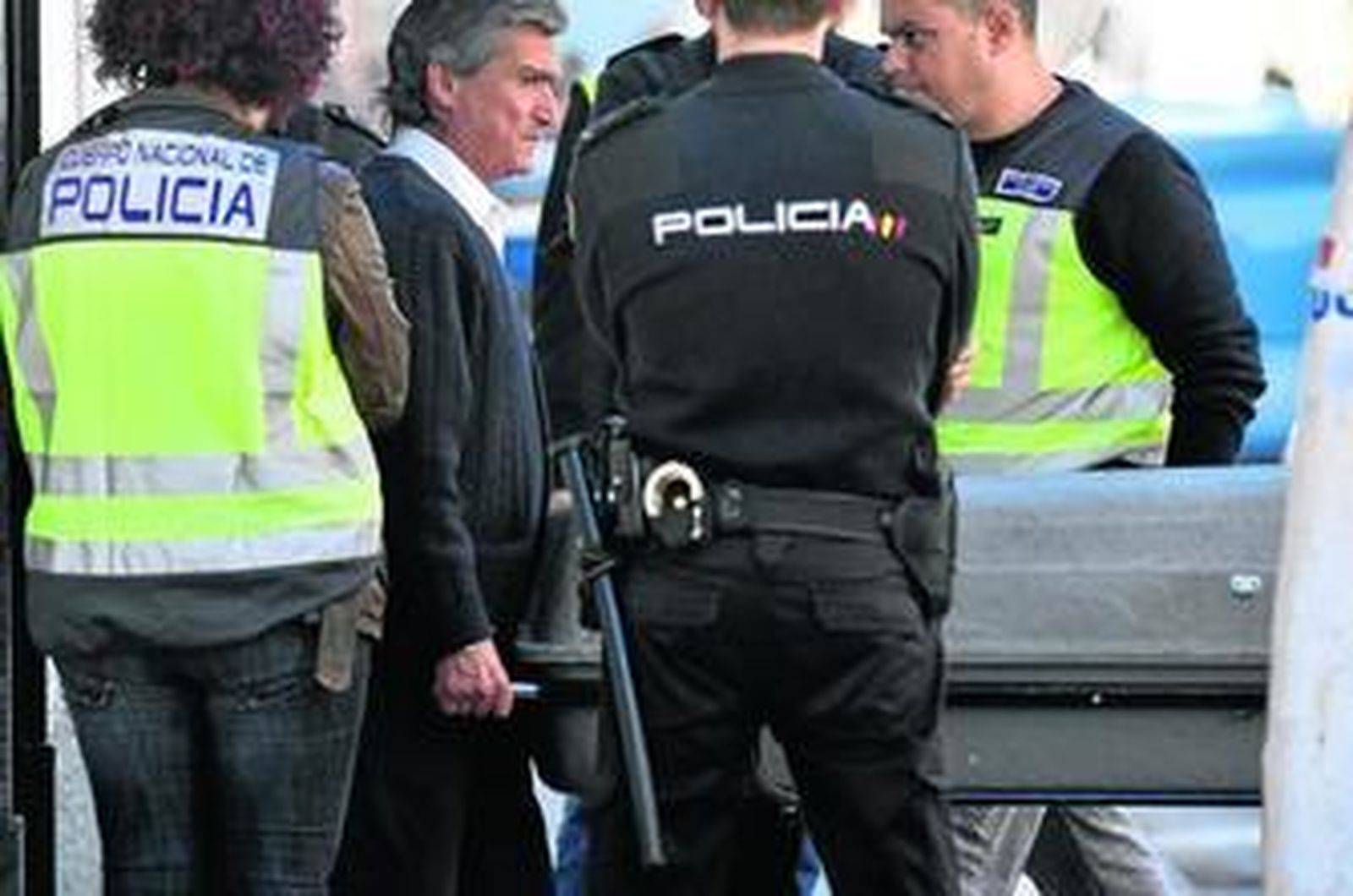 Los operarios del servicio funerario retiran el cadáver de la vivienda de la calle Las Cabezas de San Juan de Dos Hermanas.