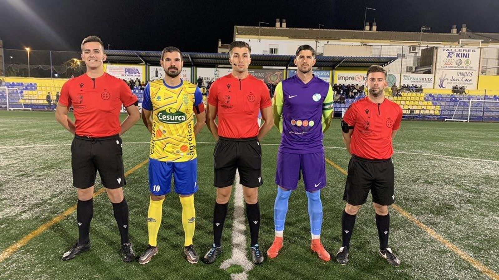 Los capitanes de ambos equipos posan con el trío arbitral antes del partido.