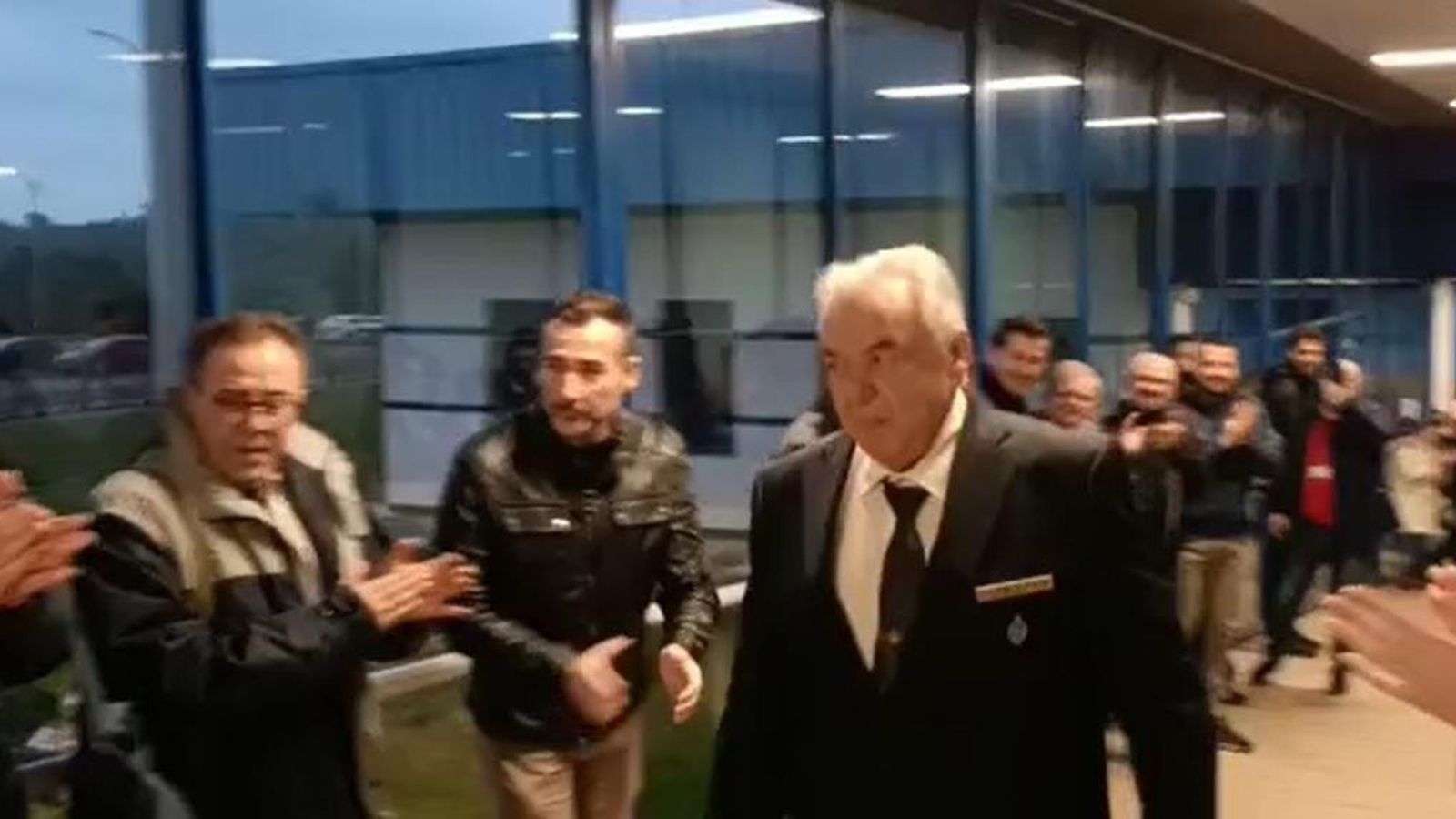 Los funcionarios de prisiones ovacionan a Márquez Salaverri el último día que trabajó en Botafuegos.