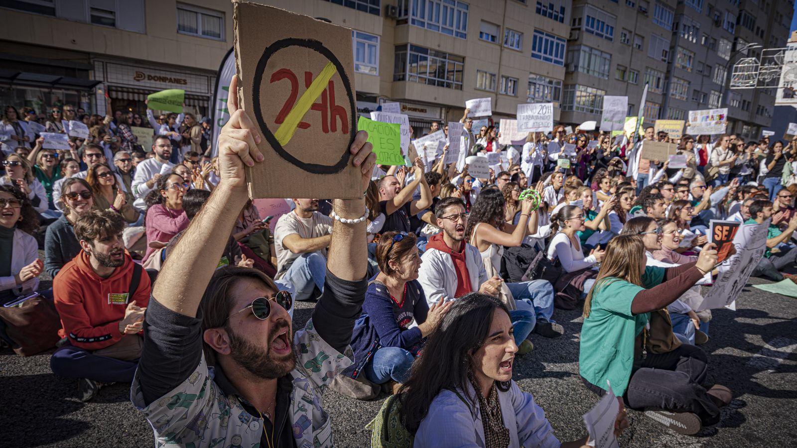 Las imágenes de la manifestación de médicos durante su tercer día de huelga en Cádiz