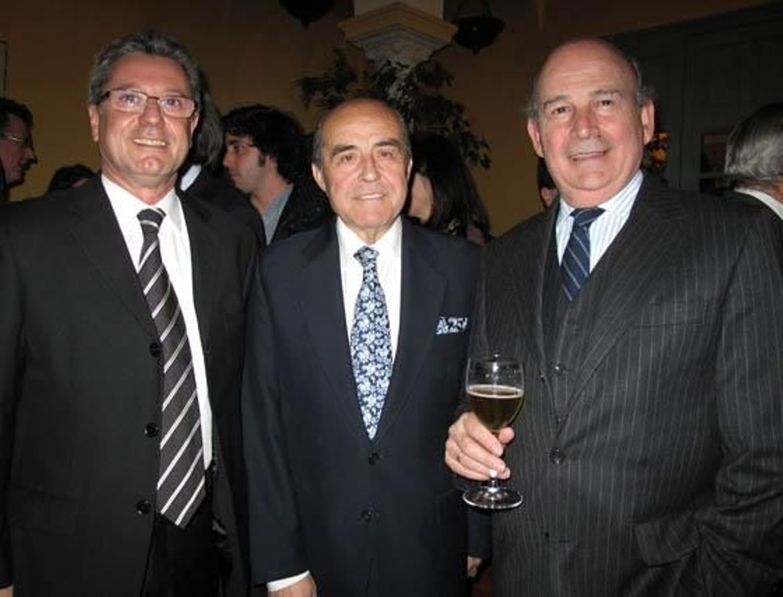 Manuel Bellido, director de la revista ‘Agenda de la Empresa’; el restaurador Juan Robles y Julio Cuesta, presidente de la Fundación Cruzcampo.

Foto: Victoria Ramirrez