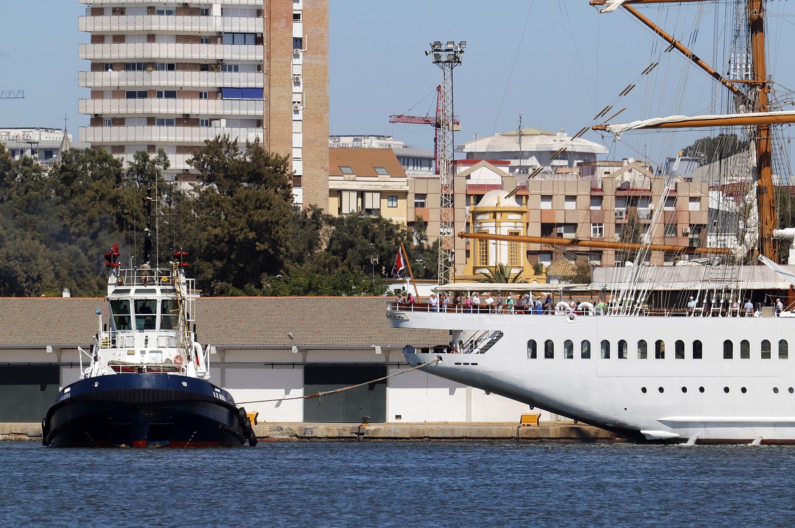 Partida del velero de cruceros Sea Cloud Spirit del Puerto de Huelva