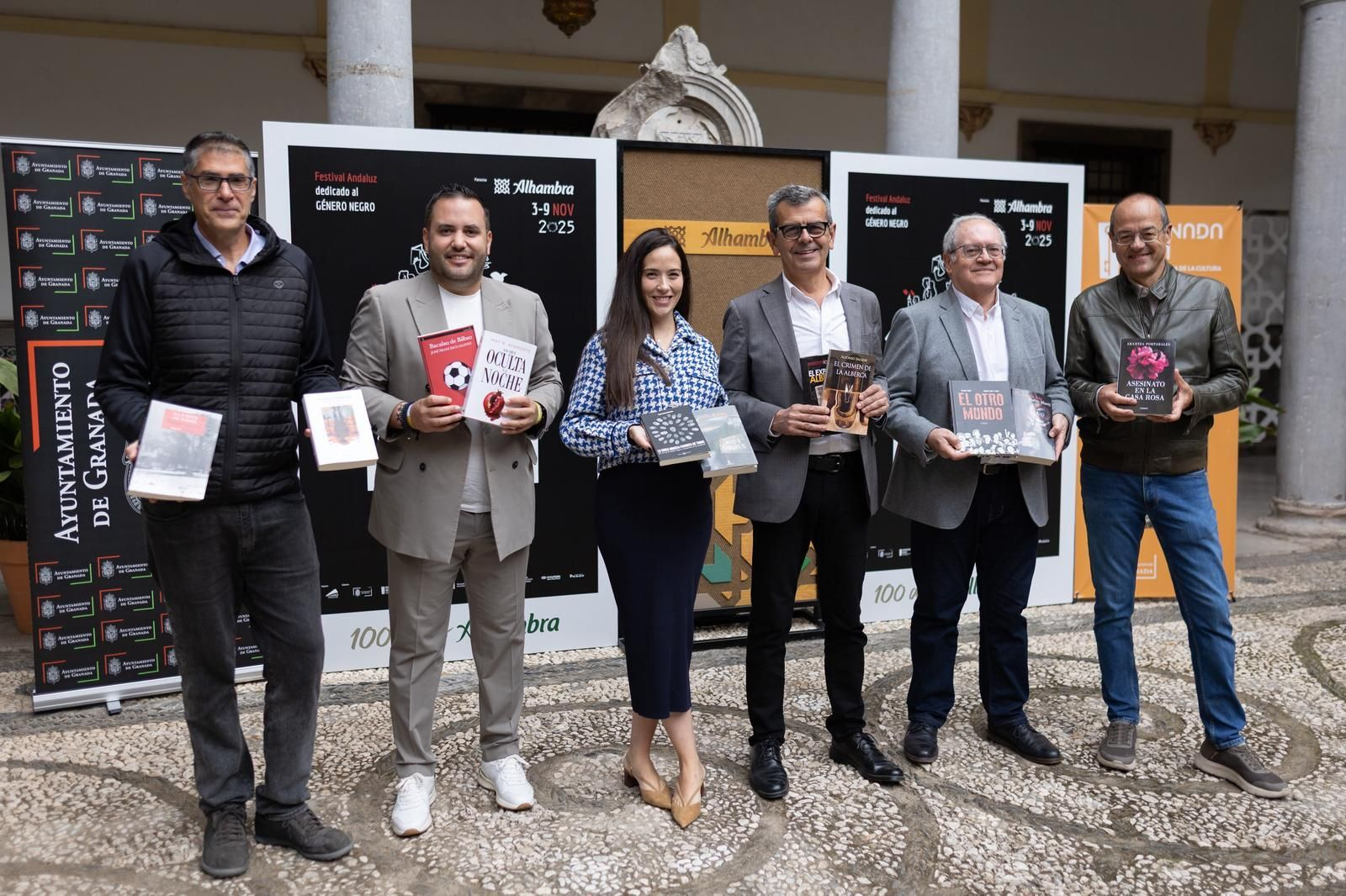 Foto de familia de la presentación del festival en el patio del Ayuntamiento.
