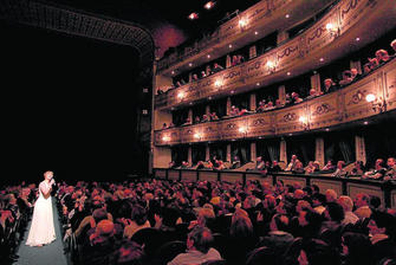 La artista Pasión Vega en una de sus actuaciones en el Teatro Cervantes.