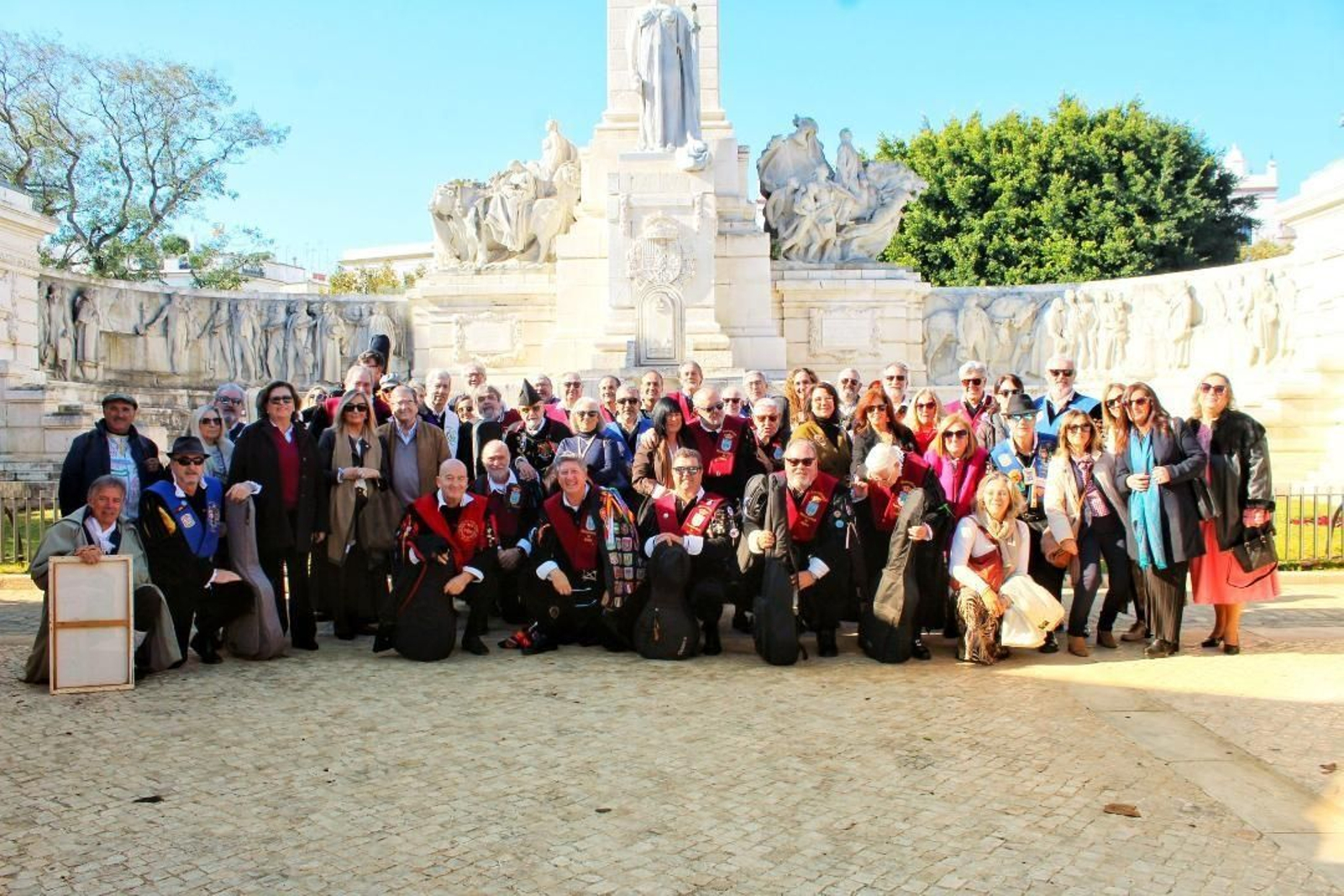 Miembros de la Cuarentuna de la Universidad de Cádiz, en la plaza de España, durante la celebración del X aniversario de su fundación.