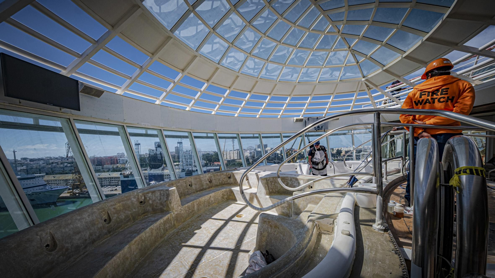 Las imágenes del interior del crucero 'Allure of the Seas' que se encuentra reparando en navantia Cádiz