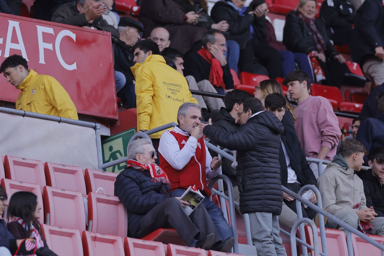 Búscate en las fotos del Sevilla - Girona