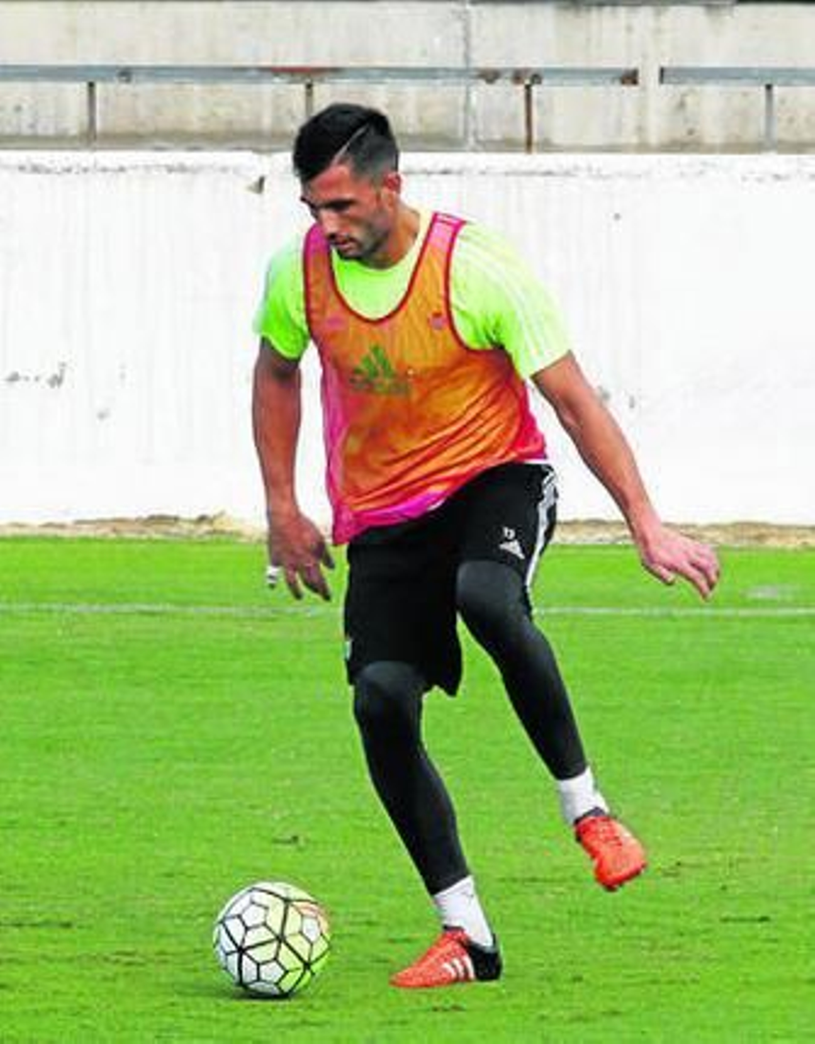 Adán, presto a golpear el balón con su pierna buena, la izquierda.