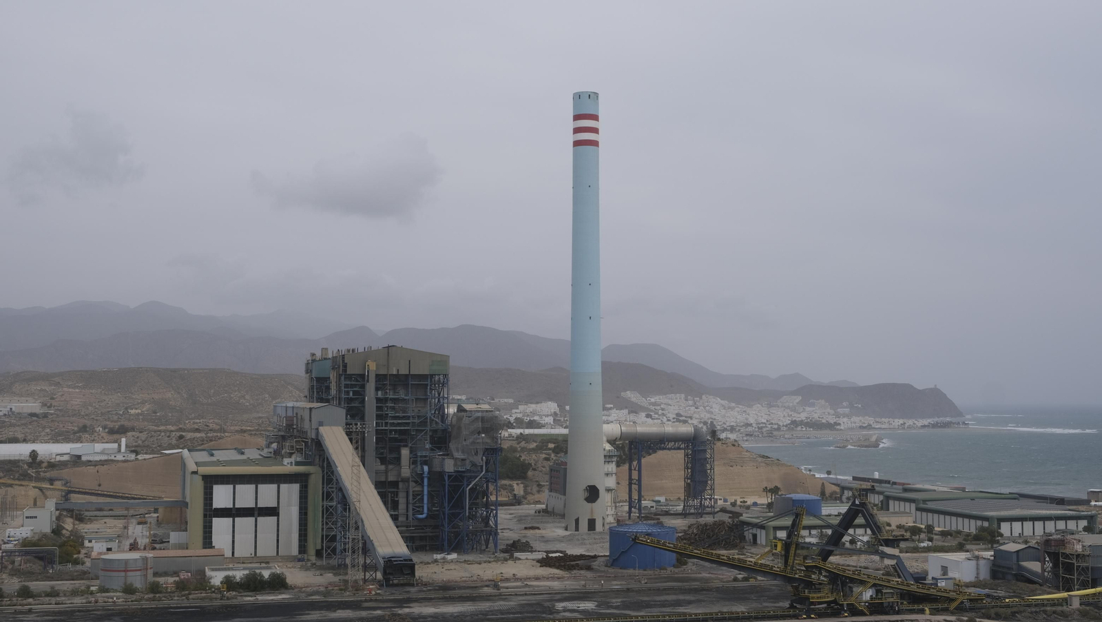 El derribo de la Torre Litoral de Endesa en Carboneras, en imágenes
