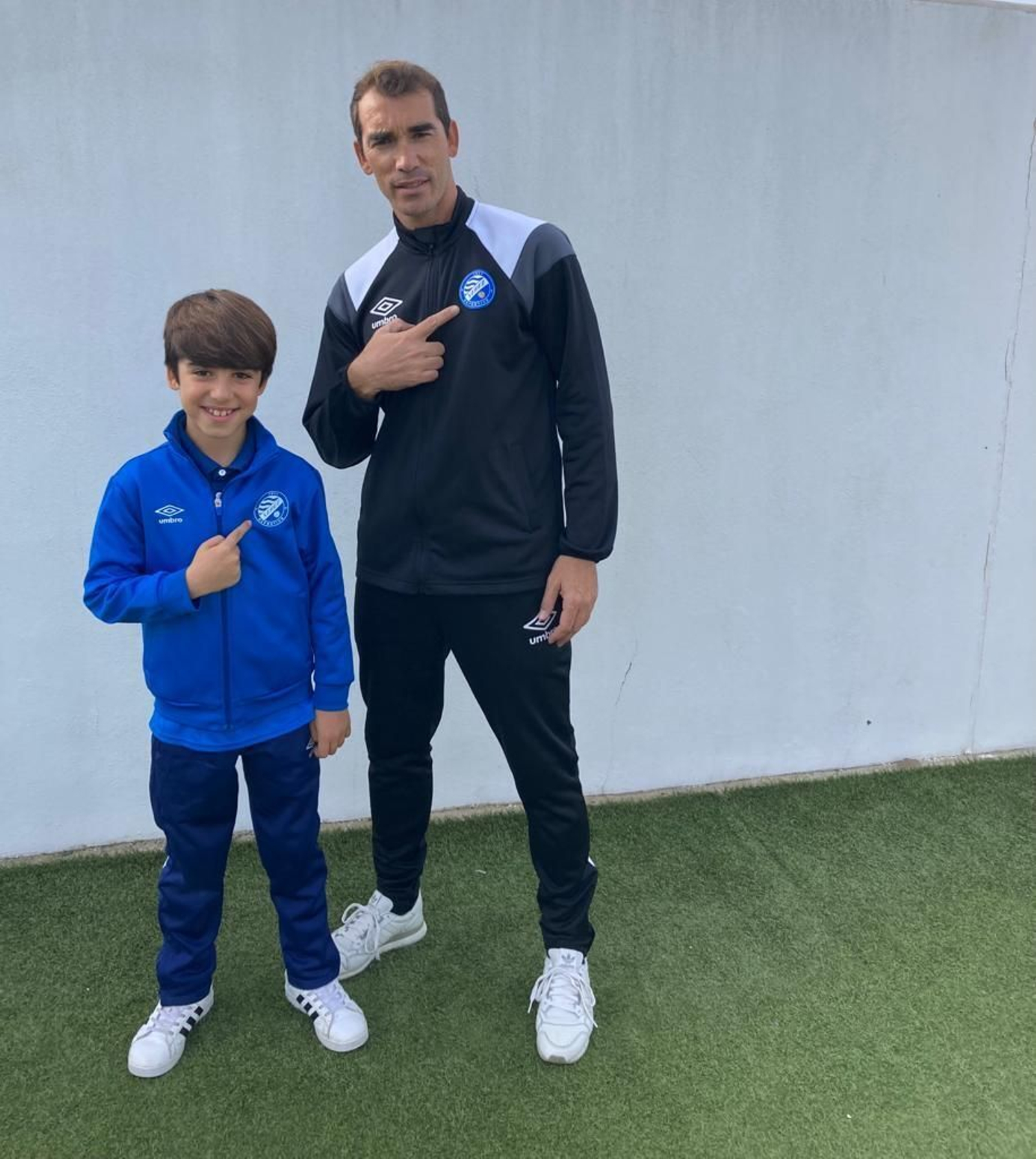 Jairo y Francis se señalan el escudo del Xerez DFC.