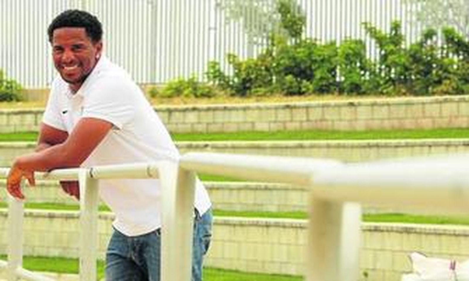 Eliseu posa en las instalaciones del estadio de atletismo Ciudad de Málaga.