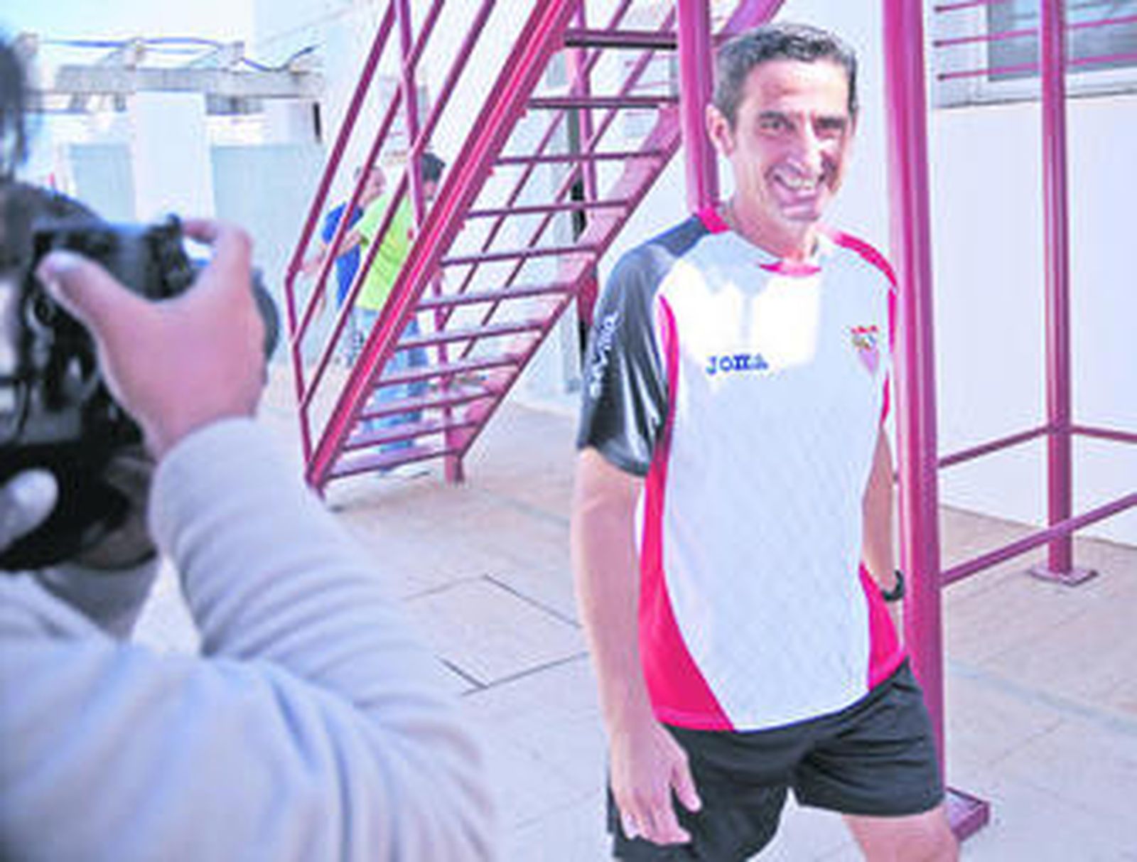 Jiménez sonríe a las cámaras en la ciudad deportiva del Sevilla.