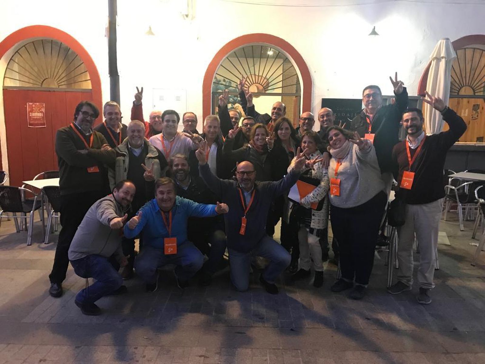 Integrantes de Ciudadanos Chiclana celebran su triunfo en la calle La Plaza la pasada noche del domingo.