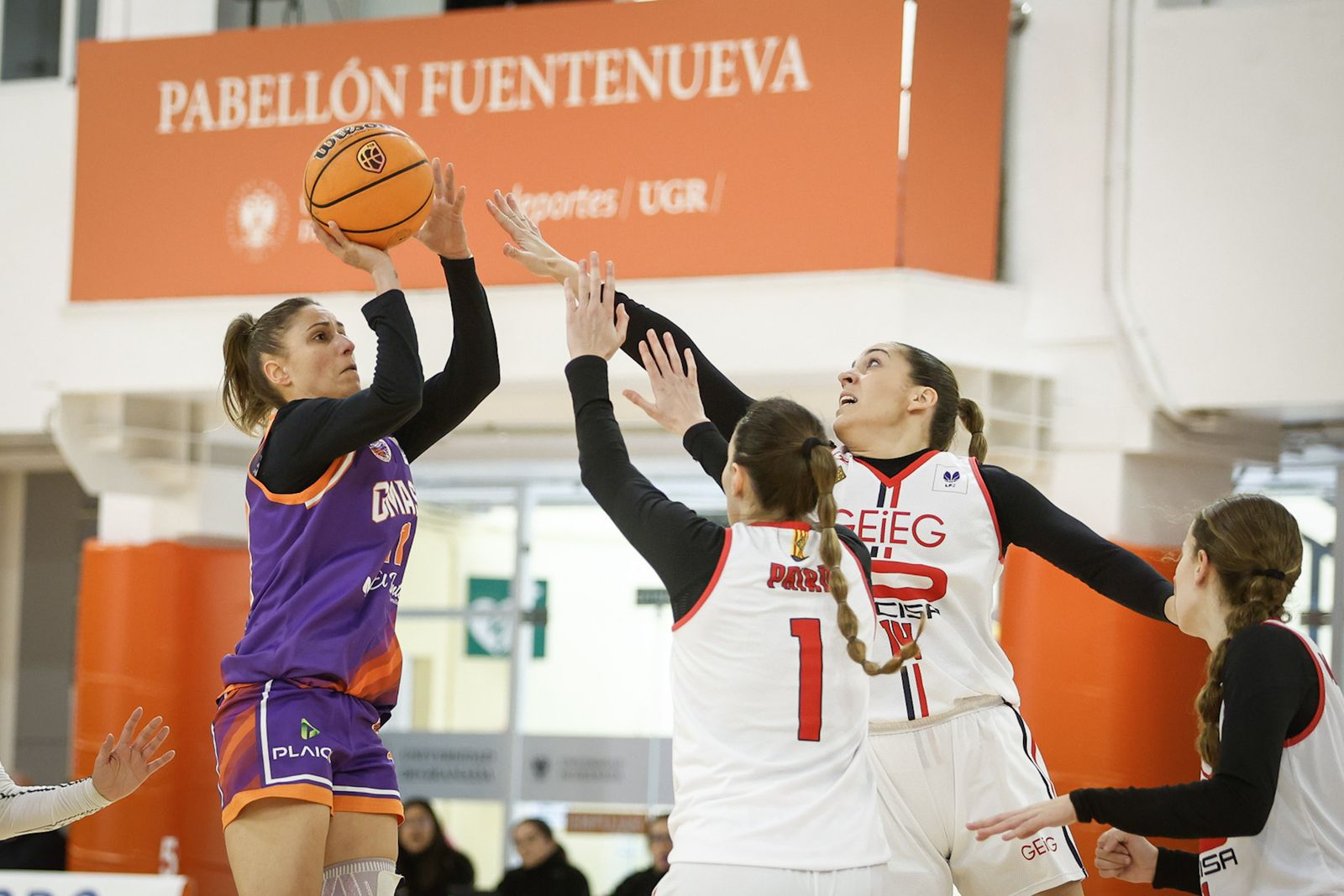 Una jugadora del GMASB lanza a canasta en un partido en Fuentenueva.