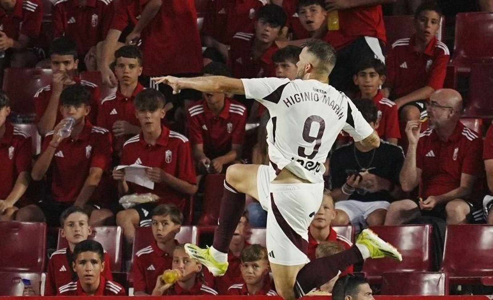Higinio Martín celebra el 1-2 del Albacete Balompié ante el Granada CF.
