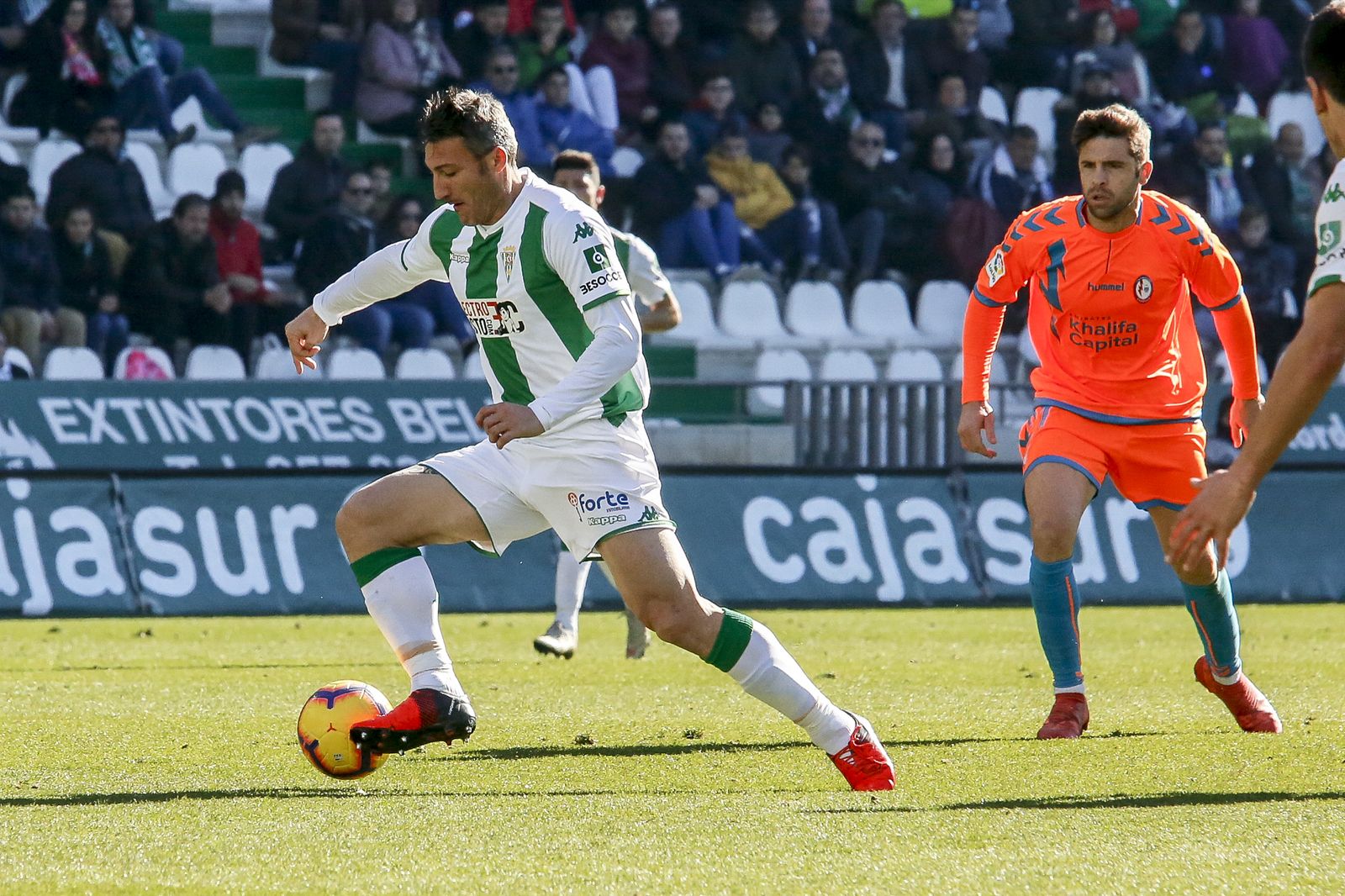 Piovaccari controla el balón con Héctor Verdés al fondo.