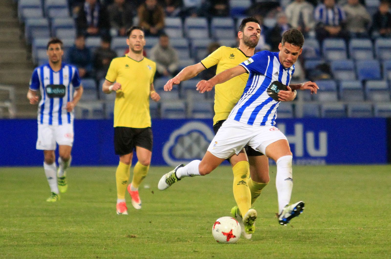Juan Delgado (Écija), bigoleador ayer, traba a Zambrano en el Recre-Écija.