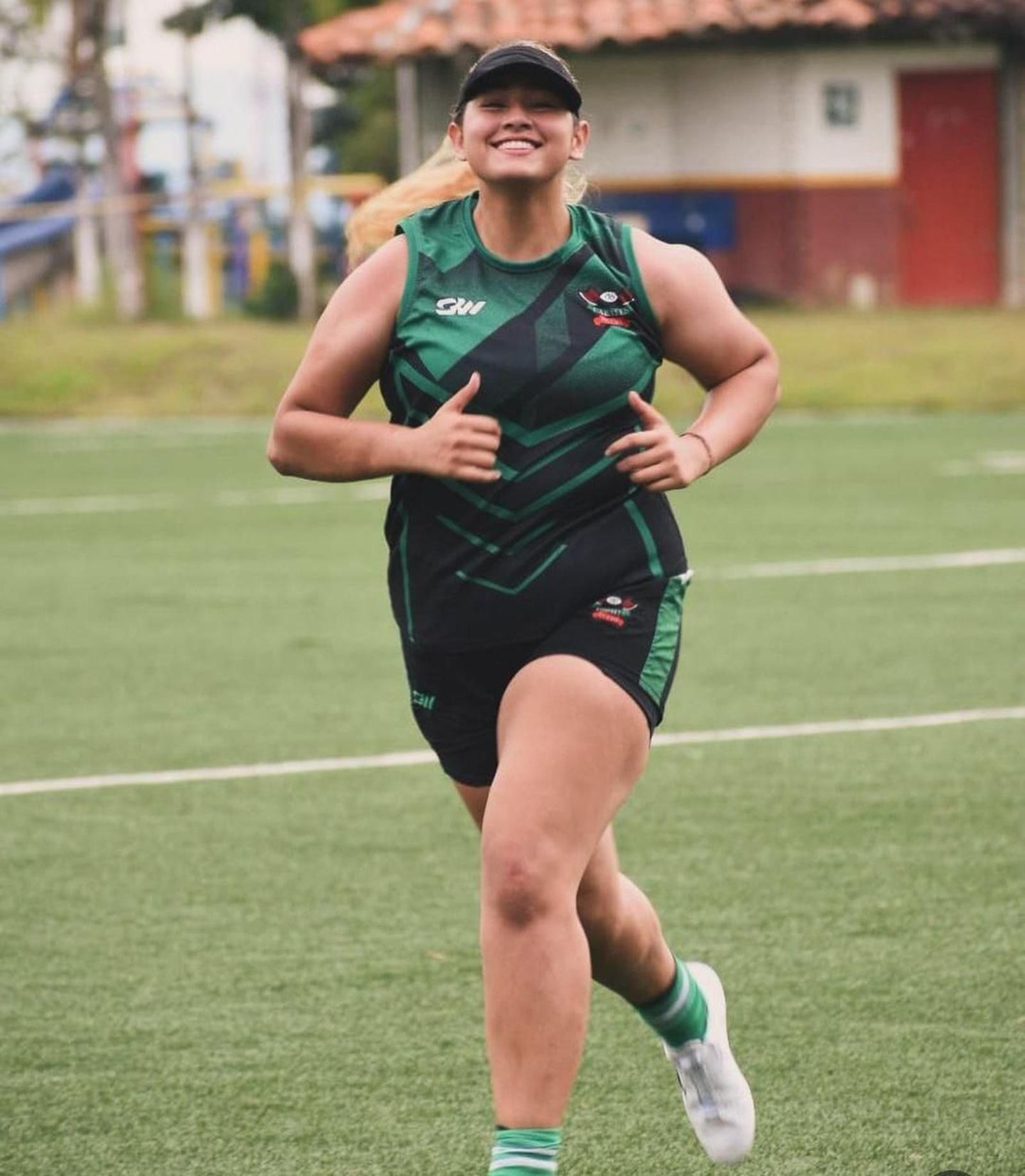 Mariana Londoño se ejercita sonriente.