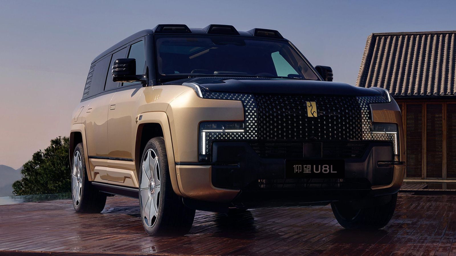 Por el momento, Yangwang es una marca desconocida en Europa. Pertenece, como Denza, a BYD y acaba de estrenar una versión aún más grande de su U8.