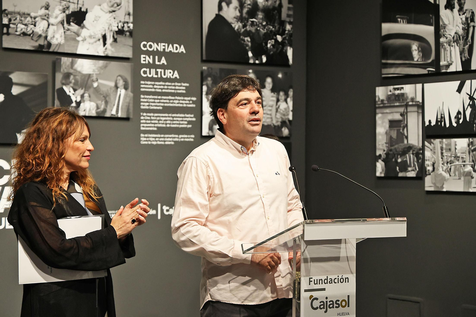 Inauguración la exposición 'Noventa Veces Huelva', una selección de fotografías de fotoperiodista Miguel Vázquez