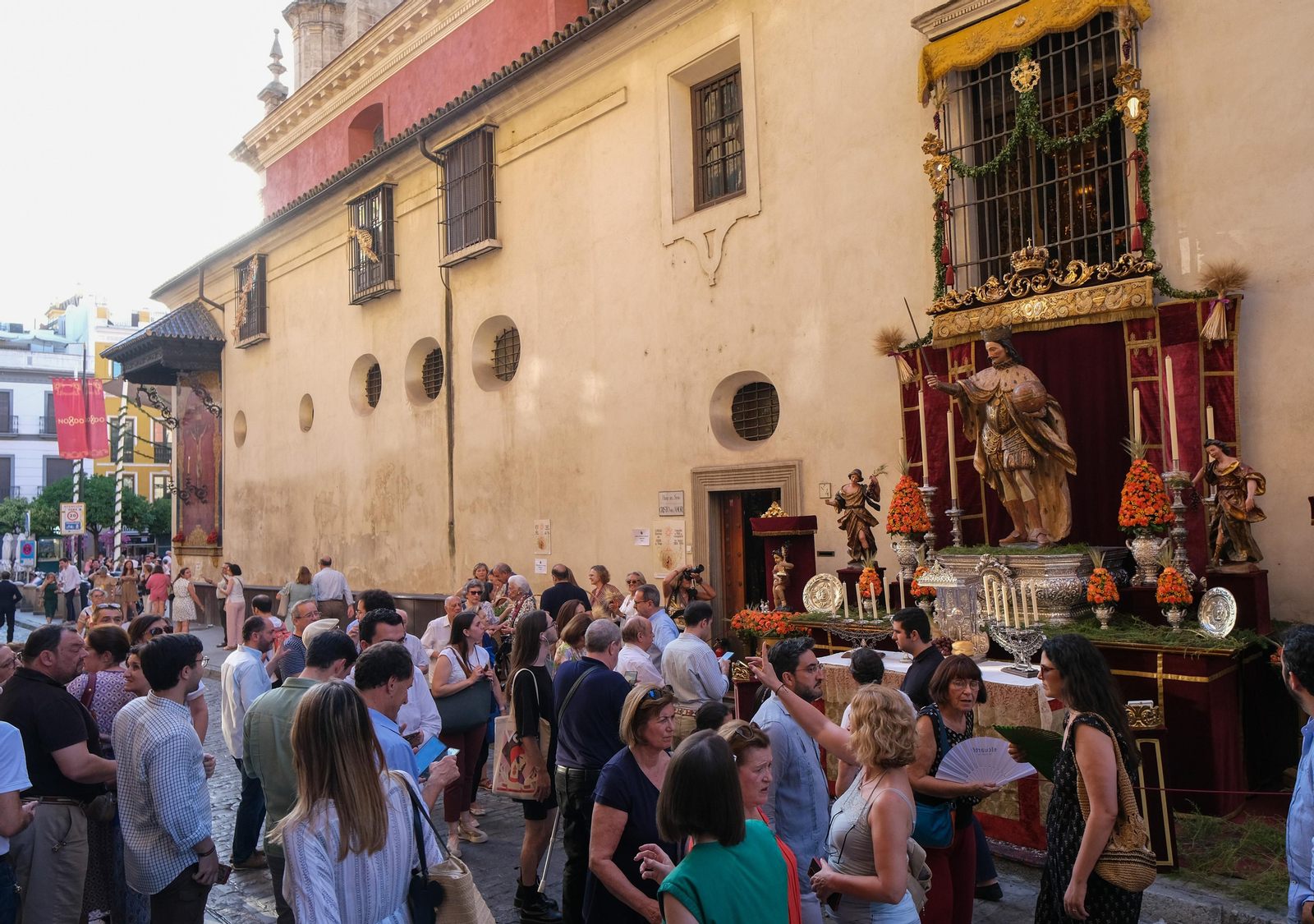 Preparativos, altares, escaparates, balcones para el Corpus