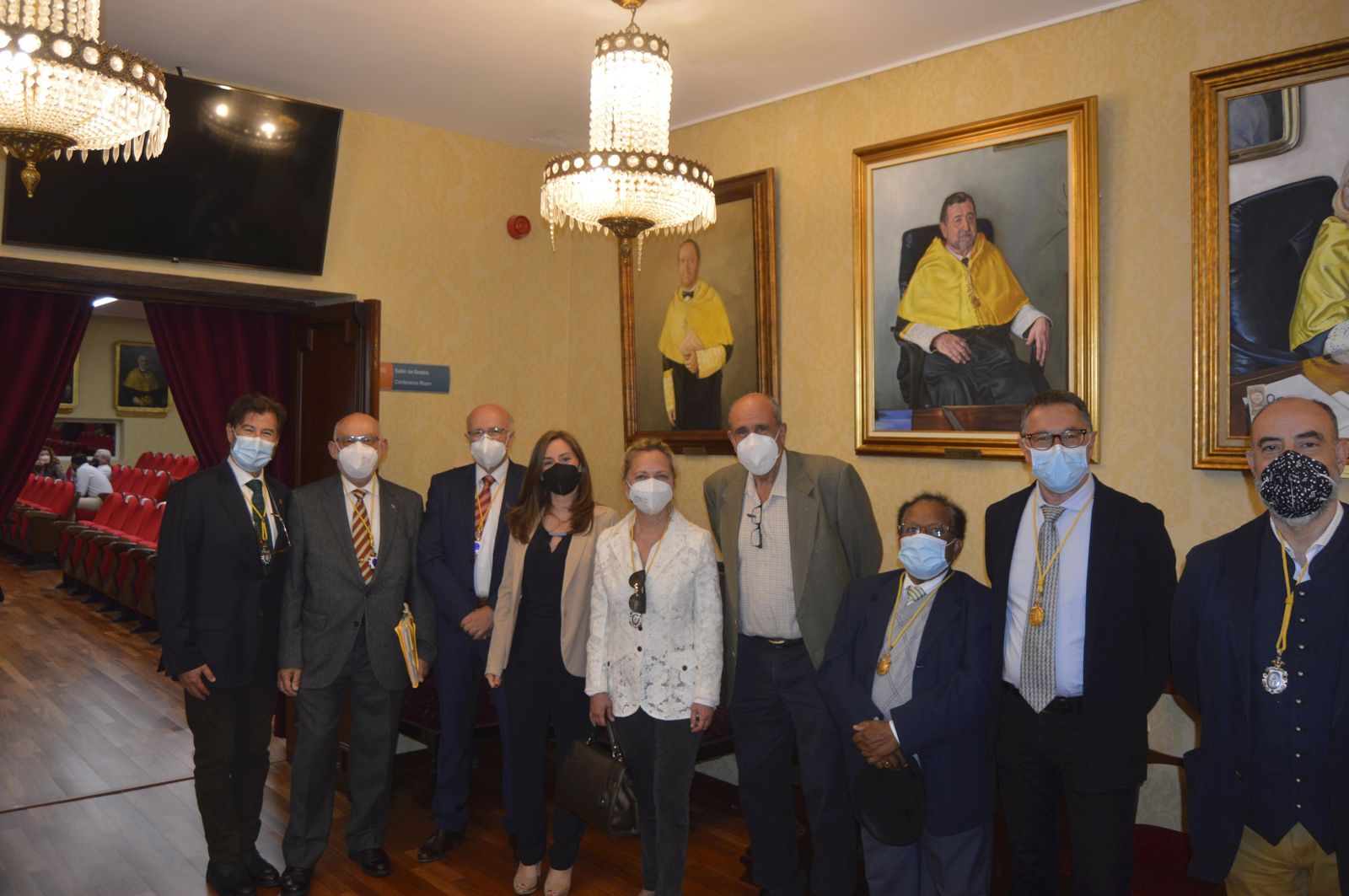 José Sueiro, Juan Cabrera, José Antonio Girón, Cristina Naranjo, Felicidad Rodríguez, Juan Muñoz, Fernando Souza,  Francisco Mateo y Miguel Ángel Vizcaya durante la sesión de la Real Academia de Medicina y Cirugía de Cádiz.