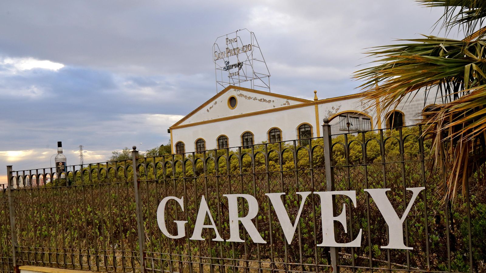 El Complejo Bodeguero Bellavista, de Garvey, junto a la antigua travesía de la N-IV