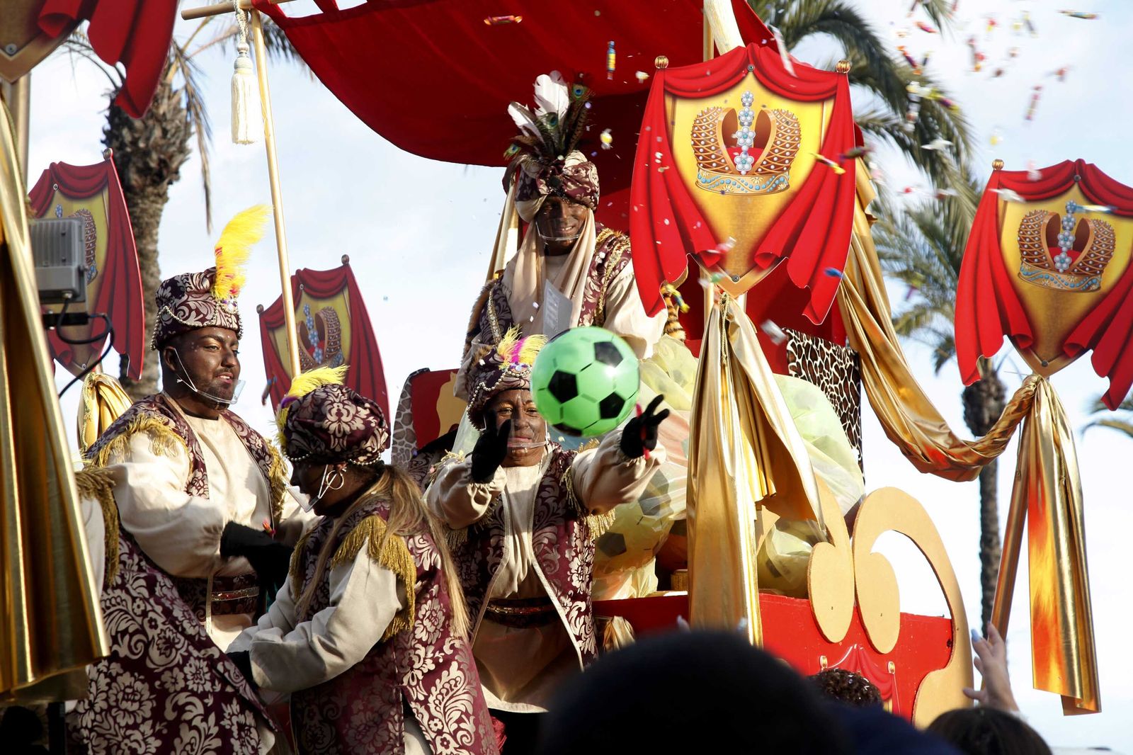 Imágenes de las cabalgatas de Reyes en Cartaya, Isla Cristina, Ayamonte y Punta Umbría