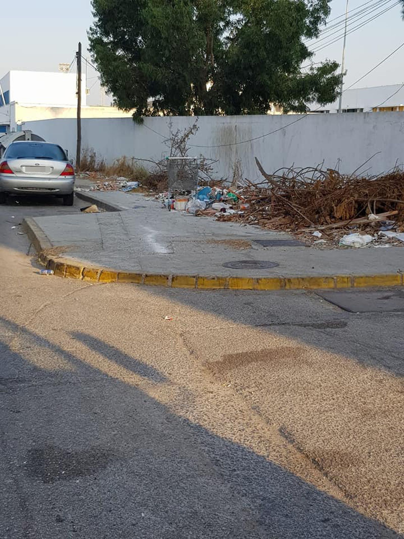 Basura acumulada en el entorno de la barriada de Gravina.