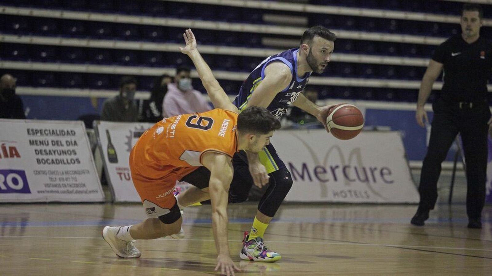 El base linense Miki Ortega, MVP de la última jornada, conduce un ataque