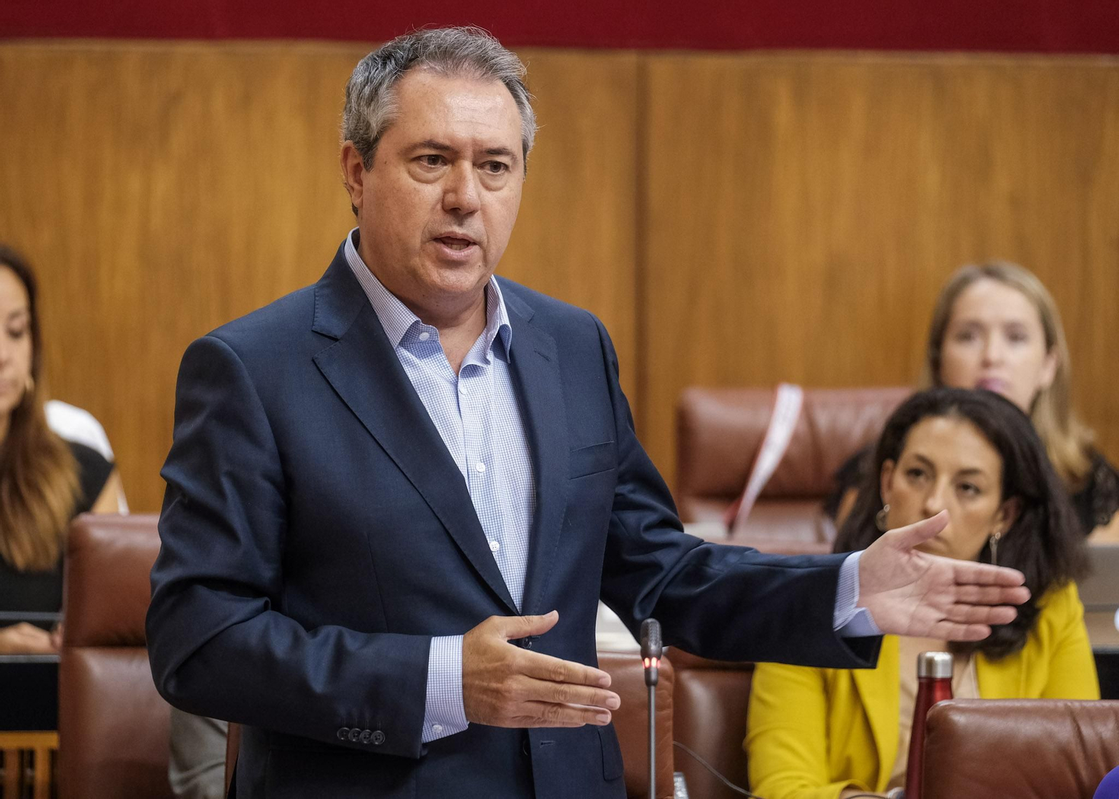 El secretario general del PSOE, Juan Espadas, en el Parlamento andaluz.