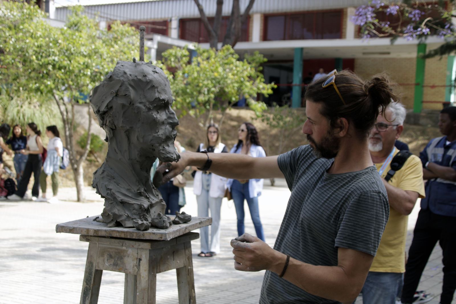 Modelado del escultor Martín Lagares con motivo de la II Feria del Emprendimiento en imágenes