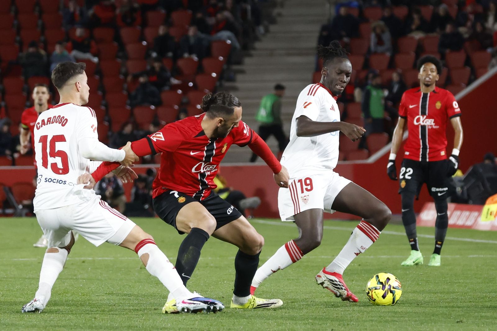 Fabio Cardoso y Batista Mendy ante Muriqi.
