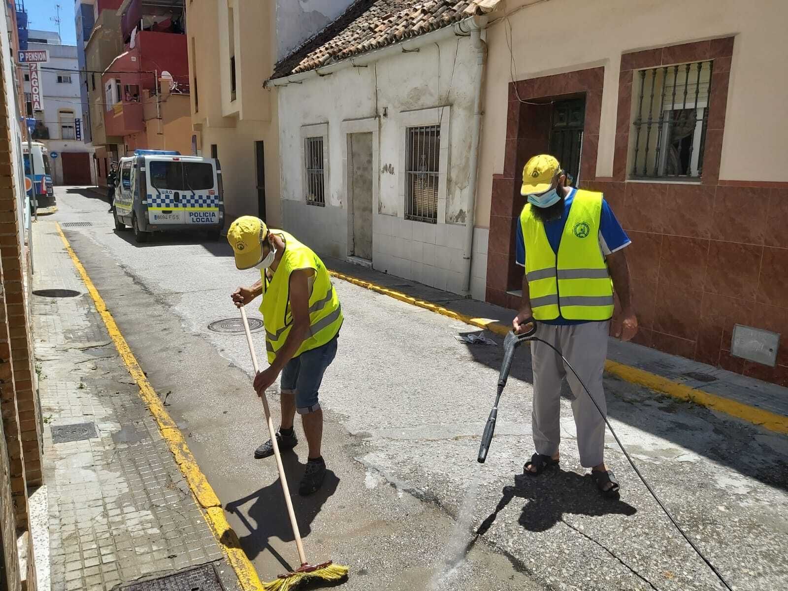 Fotos de las labores de higiene y desinfección de la mezquita Houda de Algeciras