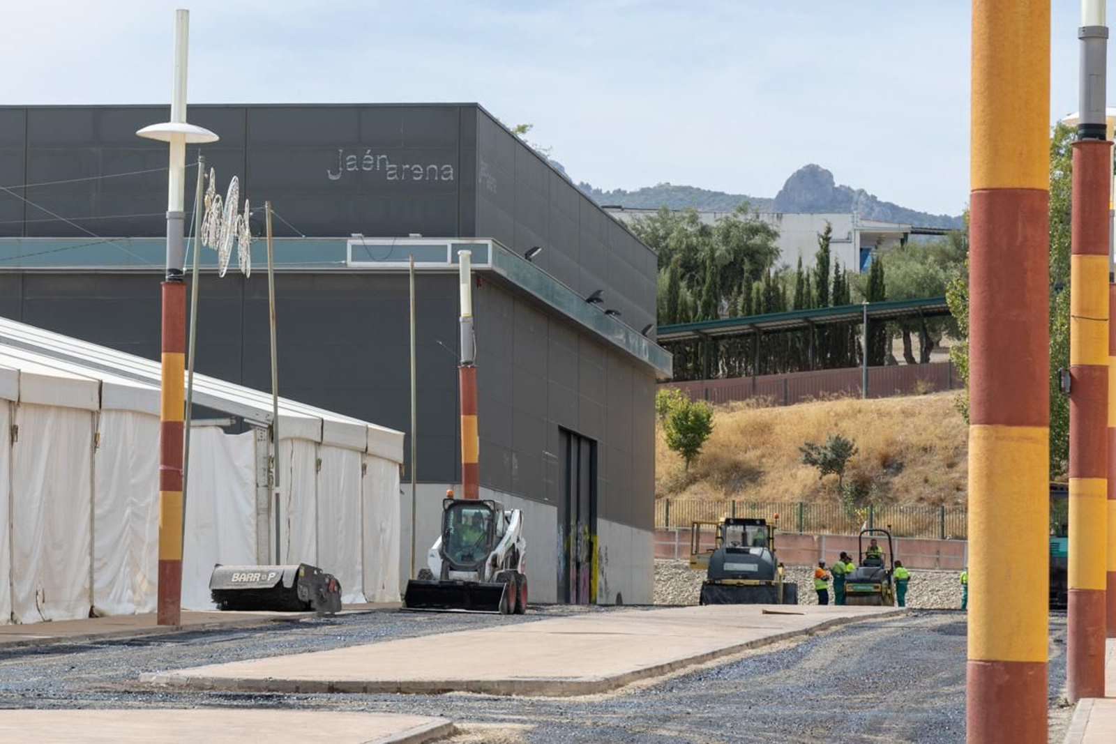 Montaje de casetas de la Feria de San Lucas, en imágenes