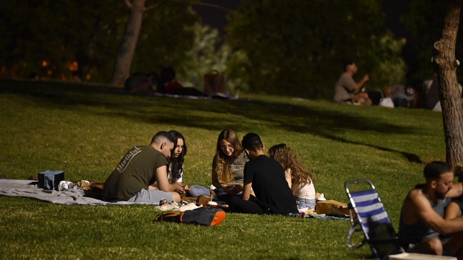 Un grupo de amigos disfruta de una velada en los jardines del Balcón de Miraflores.