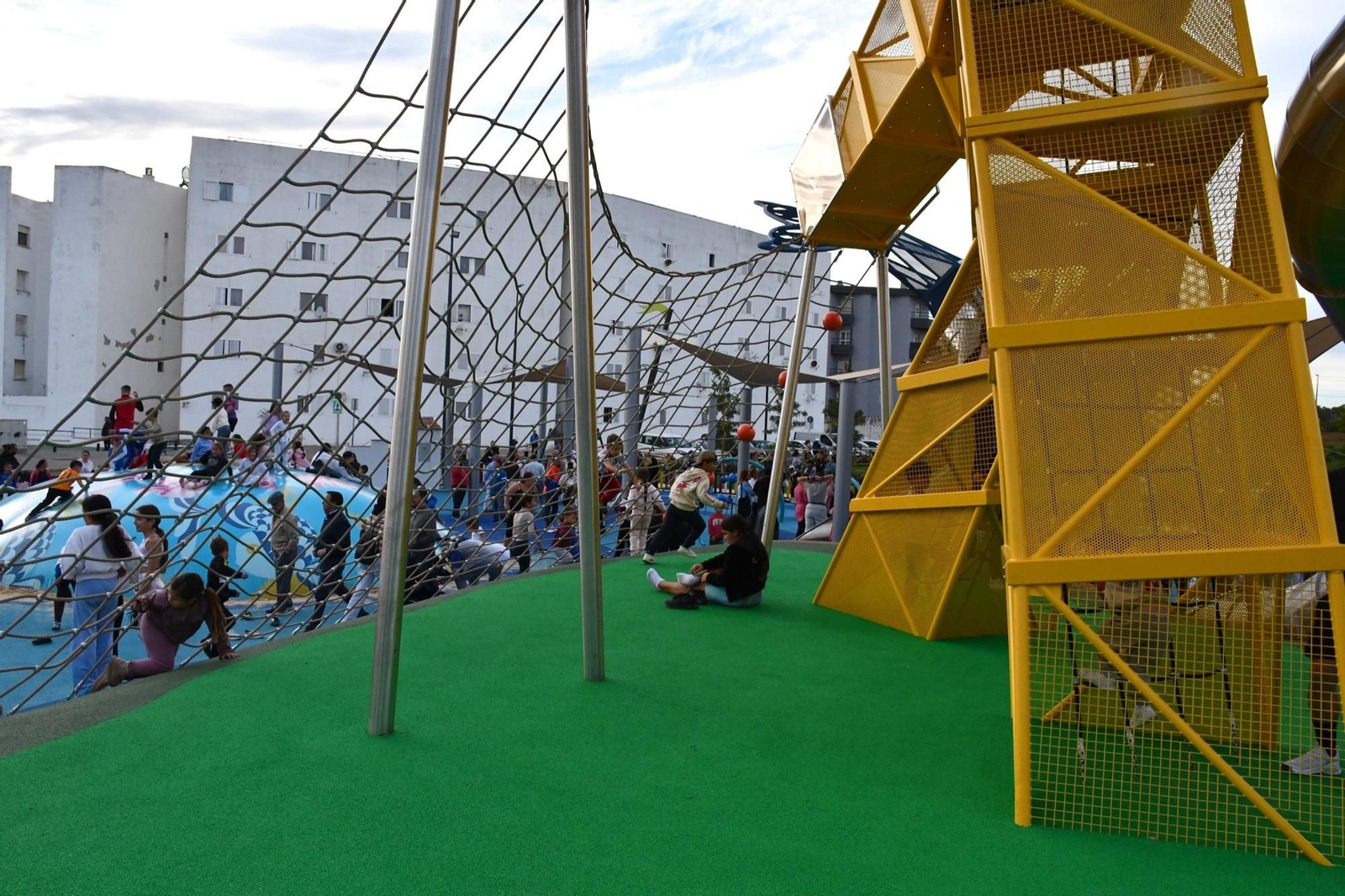 Multitudinaria inauguración del nuevo parque temático entre Campamento y Puente Mayorga