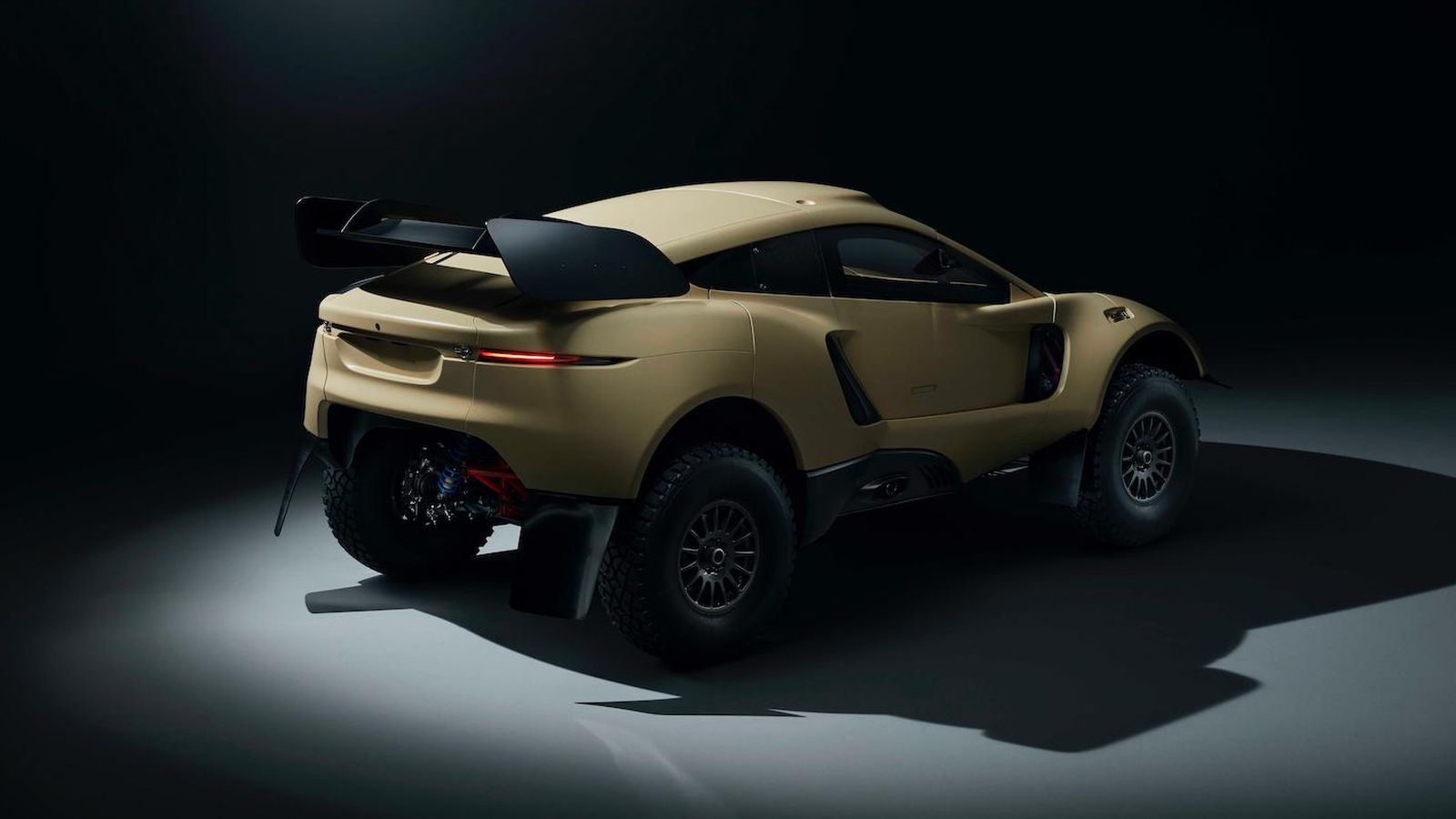 La incidencia del alerón trasero puede modificarse para incrementar la carga aerodinámica a alta velocidad.